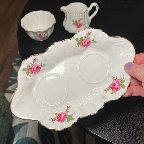 Vintage Royal Stuart rose floral porcelain creamer and sugar with underplate - Picture 15 of 16